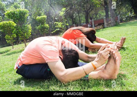 Due giovane Fitness Stretching esercizi Yoga mattina allenamento In-Park Foto Stock