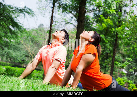 Due giovane fare yoga Surya-Namaskar esercizio Fitness Stretching In-Park allenamento Foto Stock