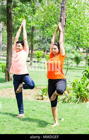 Due giovane Yoga meditazione Surya-Namaskar esercizio fitness Giardino Praticanti Foto Stock