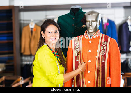 Un Sarto Boutique Lady Dress Designer controllo manichino Sherwani Clothe-Shop Foto Stock