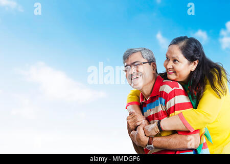 Emozionato Senior coppia romantica facendo Piggyback Divertirsi godendo all'aperto Foto Stock