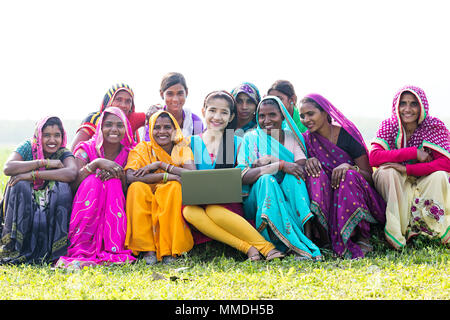 Gruppo femmine rurale prossimo e ragazza utilizzando Laptop Education Learning Foto Stock