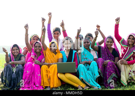 Gruppo abitante di villaggio rurale per donna e ragazza Laptop apprendimento educazione all'aperto Foto Stock