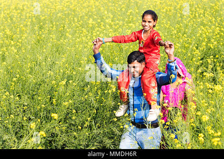 L'agricoltore rurale Padre che porta la figlia con la madre di spalla Fun-Cheerful fattoria Foto Stock