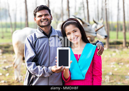 L'agricoltore rurale il padre e la ragazza che mostra Dihotal Tablet-Pc villaggio di fattoria Foto Stock