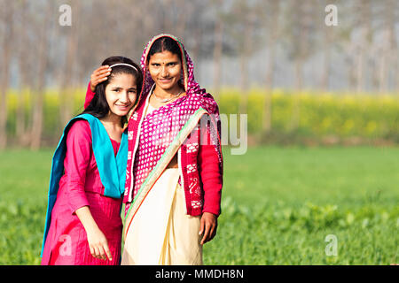 Sorridente rurale premurosa madre e ragazza adolescente In-Farm permanente Village Foto Stock