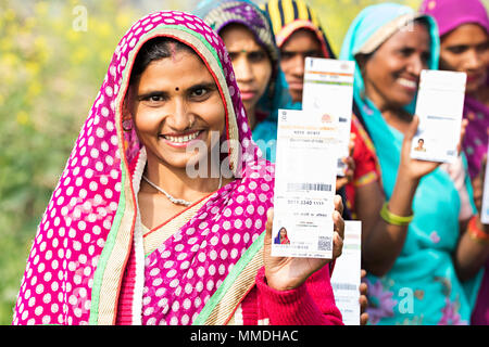 Gruppo abitante di villaggio rurale Womens mostra Aadhar scheda ID Governo Village Foto Stock