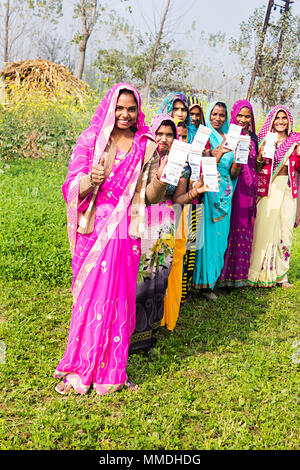 Gruppo abitante di villaggio rurale Womens mostra Thumbs-up con scheda Aadhaar Village Foto Stock