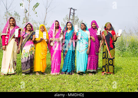 Gruppo abitante di villaggio rurale Ladies insieme mostra Aadhaar-Card Governo - Id del villaggio di fattoria Foto Stock