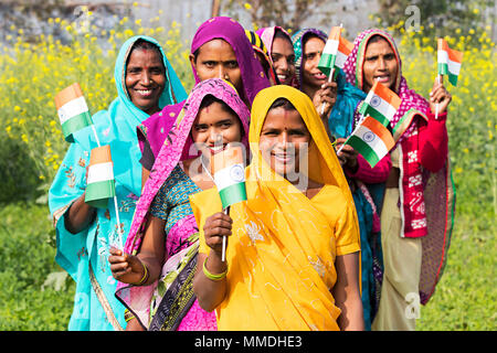 Gruppo Rural Womens Holding bandiera indiana Republic-Day celebrazione Field Village Foto Stock