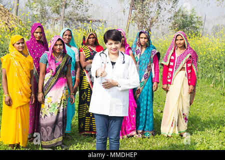 Gruppo della donna rurale e di governo medico Advisor mostra Thumbs up Farm Foto Stock