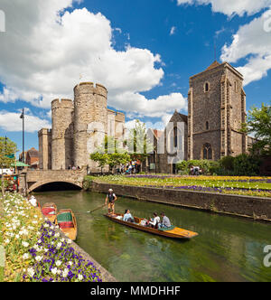 La scena di Canterbury con Westgate Towers la chiesa della Santa Croce e il fiume Stour. Foto Stock