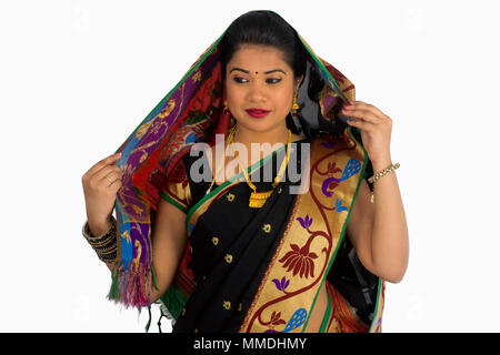 Close-up ritratto di donna indiana in nero e oro saree Foto Stock