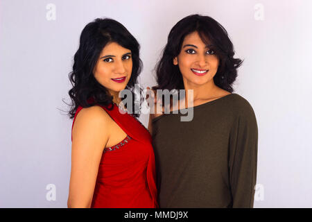 In prossimità di due donne sorridente in bianco e nero e vestito rosso Foto Stock