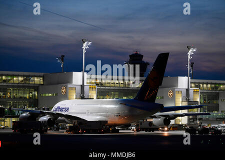 Un 380-800, A380, Lufthansa, posizione, rampa, notte, crepuscolo, luci del tramonto, aeromobili, aereo, aereo, aeroporto di Monaco di Baviera, MUC, Germania, Foto Stock