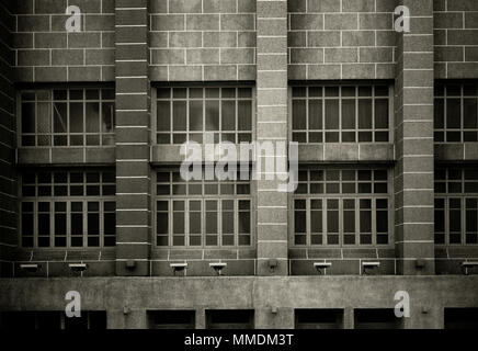 L'architettura art deco del Central Grand generale edificio postale a Bangkok in Tailandia in Asia del sud-est in Estremo Oriente. Storia di viaggio B&W Foto Stock