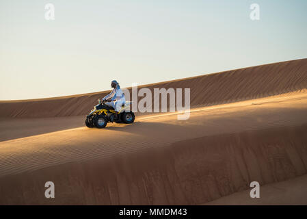 Il vecchio uomo che cavalca moto quad nel deserto Foto Stock