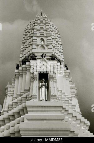 Pagoda presso il tempio buddista della campana - Wat Rakhang Kositaram Woramahavihan a Bangkok in Tailandia in Asia del sud-est in Estremo Oriente. Il Buddismo del Buddha Foto Stock