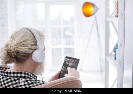 Grigio-dai capelli uomo senior selezione brano dalla playlist Foto Stock