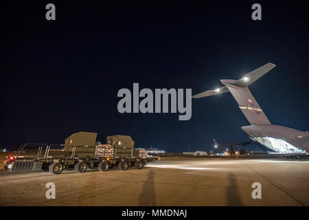 Un Tunner 60K aeromobile il caricatore/trasportatore azionato da 67th porta antenna squadrone aviatori si sposta il carico pallettizzato in posizione di caricamento su una C-17 Globemaster III aeromobile ott. 13, 2017 a Hill Air Force Base, Utah. Il carico sarà in grado di supportare due F-35un fulmine II aeromobili, è in rotta per il 2017 Seoul International Aerospace & Defence Exhibition, a nord-est dell'Asia airshow più grande. Gli Stati Uniti sono onorati di partecipare a Seoul ADEX 17 ed è impegnata a garantire la nostra partnership con il Rok rimane forte. (U.S. Air Force foto di Paul Holcomb) Foto Stock