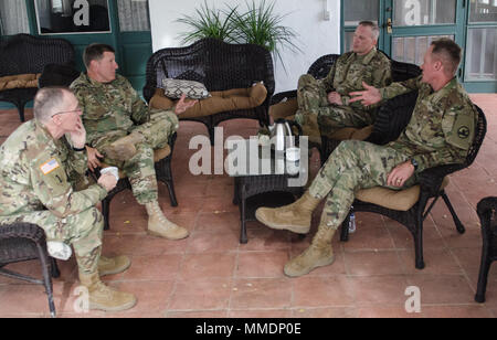 Il Mag. Gen. A. Ray Royalty, comandante generale, 84A Comando di formazione; Il Mag. Gen. Mark W. Palzer, comandante generale, 79th Theatre Supporto comando, Briga. Gen. Gregory J. Mosser, comandante generale, 364 Expeditionary Supporto comando, e senior advisor per la Task Force Coyote, funzionamento freddo acciaio II, e Briga. Gen. Windsor S. Buzza, vice comandante generale, 84TC, discutere discutere come freddo acciaio II è in via di sviluppo in grado di combattere-ready e letale di soldati, Ott. 19 a Fort Hunter Liggett, California (U.S. La riserva di esercito di foto dal personale Sgt. Debralee migliori/TF freddo acciaio II) Foto Stock