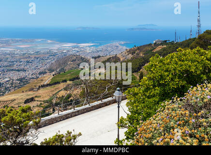 Vista panoramica di vecchia città multiculturale Trapani sulla costa tirrenica con isole Egadi da Erice, in Sicilia, Italia Foto Stock