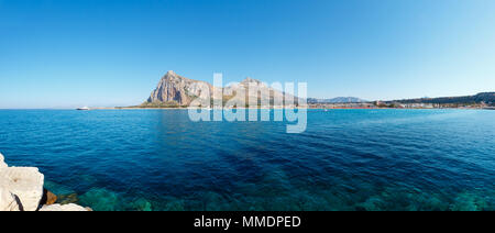 San Vito lo Capo beach con chiare acque azzurre e Monte Monaco nel lontano nord-occidentale della Sicilia, Italia. Le persone non sono riconoscibili. Due colpi stitch panora Foto Stock