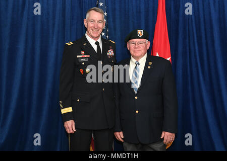 Ritirato U.S. Esercito Capt. Gary M. Rosa e direttore del personale dell'esercito Lt. Gen. Gary H. guancia posano per una foto durante la medaglia di Honor la reception al Marriott Fairview Park a Falls Church, Virginia, Ottobre 22, 2017. Rose saranno premiati con la medaglia d'onore ott. 23, 2017 per le azioni durante il funzionamento Vento in coda nel sud-est del Laos durante la Guerra del Vietnam, Sett. 11-14, 1970. Then-Sgt. Rose è stato assegnato alla quinta delle forze speciali Gruppo (Airborne) al momento dell'azione. (U.S. Esercito foto di Spc. Tammy Nooner) Foto Stock