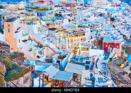 Terrazze con bar, caffetterie e ristoranti di Thira town in serata, Santorini, Grecia Foto Stock