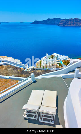 Chaise-longue su una terrazza in Santorini Island, Grecia Foto Stock