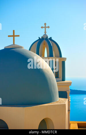 Cupole con incroci di una chiesa ortodossa greca a Thira town in Santorini Island, Grecia Foto Stock