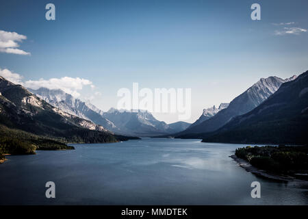 Vista serale di Waterton superiore lago dal Principe di Galles Hotel nel Parco Nazionale dei laghi di Waterton nel sud Alberta, Canada. Waterton è un binazionale p Foto Stock