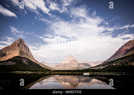 Tour in Barca naviga nelle prime ore del mattino sul Lago di Josephine sul suo modo al ghiacciaio Grinnell e mattina Eagle Falls Escursioni. Molti Glacier, ghiacciaio Foto Stock