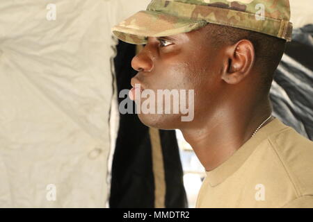 Pfc. Alex J. Pierre si concentra su come impostare una tenda Drash in preparazione per il funzionamento affidabile Focus sett. 21 a Fort Riley, Kansas. I Drash tende sono utilizzati come uffici per il personale per condurre il loro lavoro durante il campo di attività di allenamento. (Spc. Walter Carroll, 1INF. Div. Sust. Bde. Affari pubblici) Foto Stock