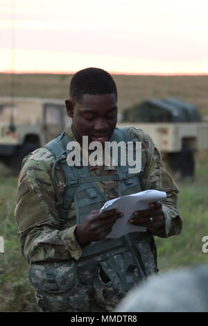 Pfc. Alex J. Pierre incarica la sua prima classe nell'esercito durante il funzionamento affidabile Focus al 1 ottobre a Fort Riley, Kansas la classe fornisce Pierre un opportunità di sviluppare come un soldato e condurre gli altri. (Spc. Walter Carroll, 1INF. Div. Sust. Bde. Affari pubblici) Foto Stock