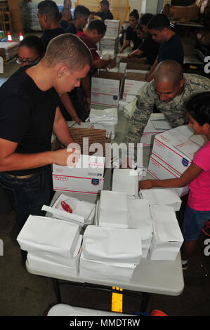 EFAC - Emergenza famiglia Centro assistenza - lavoratori, aviatori e voluteers preparare e distribuire tanto bisogno di cibo e generi di prima necessità ai membri dell'156Airlift Wing durante il weekend trapano ott. 15, 2017 a Muniz aria base nazionale, Puerto Rico. (U.S. Air National Guard Foto di Capt. Matt Murphy) Foto Stock