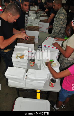 EFAC - Emergenza famiglia Centro assistenza - lavoratori, aviatori e voluteers preparare e distribuire tanto bisogno di cibo e generi di prima necessità ai membri dell'156Airlift Wing durante il weekend trapano ott. 15, 2017 a Muniz aria base nazionale, Puerto Rico. (U.S. Air National Guard Foto di Capt. Matt Murphy) Foto Stock