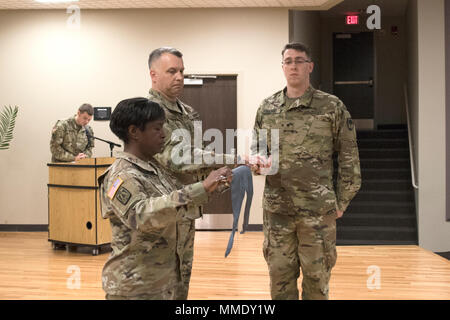 La Carolina del Sud la Guardia Nazionale il 125th Cyber Battaglione di protezione ha tenuto la sua attivazione e assunzione del comando cerimonia, Ott. 21, 2017 a McEntire comune di Guardia Nazionale di Base. Lt. Col. Linda Riedel (sinistra), ha assunto il comando del battaglione durante la cerimonia come il 125th bandiera è stata spiegata. Il Battaglione è di attivare per rispondere alle numerose minacce per la sicurezza nazionale e delle infrastrutture da hacking dei sistemi elettronici da coloro che desiderano fare danni per gli Stati Uniti (U.S. Esercito, Guardia Nazionale Foto di Sgt. Brad Mincey, 108th Affari pubblici distacco) Foto Stock