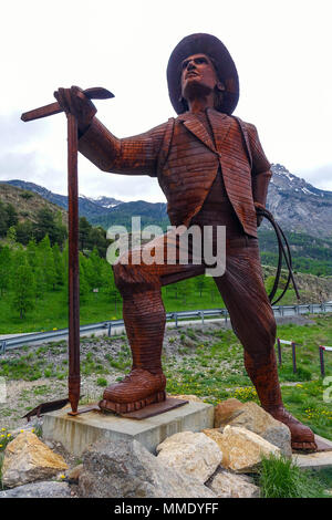 Statua di ferro di Edward Whymper, UK alpinista, dall artista Christian Burger, guardando verso il Monte Pelvoux Foto Stock