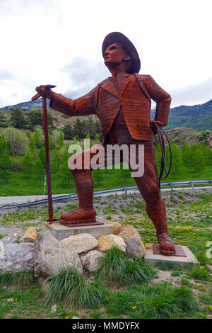 Statua di ferro di Edward Whymper, UK alpinista, dall artista Christian Burger, guardando verso il Monte Pelvoux Foto Stock