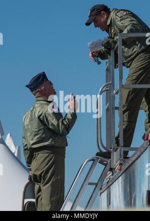 Col. Tim Donnellan, 124Fighter Wing Commander, colloqui con Lt. Col. Ron siepi, Assistente direttore airshow, durante la Gowen Thunder Open House e Airshow di ott. 14, 2017 a Campo Gowen Boise, Idaho. L'esibizione aerea è stata la prima esibizione aerea in più di venti anni in campo Gowen. (U.S. Air National Guard foto di Master Sgt. Joshua C. Allmaras) Foto Stock