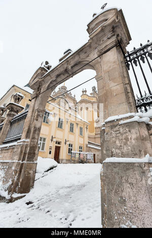 Duomo di San Giorgio (build nel 1746-1762, progettato dall'architetto Bernardo Meretyn e scultore Johann Georg Pinsel). Coperto di prima mattina dei citys invernale Foto Stock