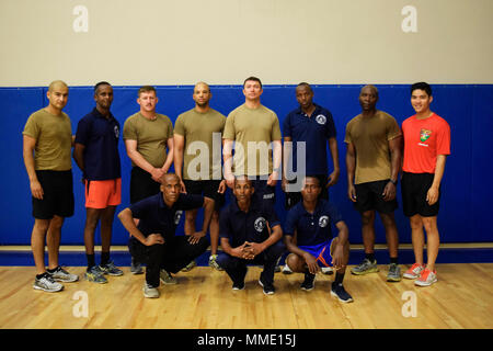 171012-N-RF885-003 CAMP LEMONNIER, Gibuti (ott. 12, 2017) marinai attaccata alla costiera squadrone fluviale (CRS) 1 completato con successo un fisico sessione di fitness con rappresentanti della marina militare del Gibuti a Camp Lemonnier, Gibuti, Ottobre 12, 2017. CRS 1 è distribuita negli Stati Uniti Sesta flotta area di operazioni e conduce lo spettro completo di giunto e operazioni navali, spesso di concerto con allied, articolari e tra le agenzie partner, al fine di avanzare U.S. gli interessi nazionali e la sicurezza e la stabilità in Europa e in Africa. (U.S. Foto di Marina di Massa Specialista comunicazione di seconda classe N Foto Stock