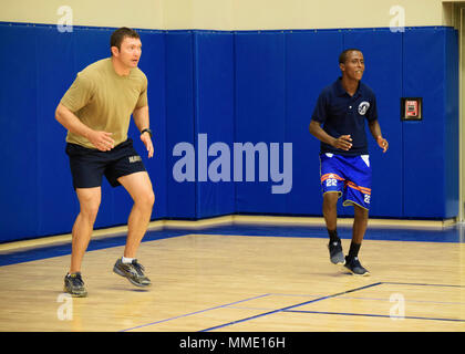 171012-N-RF885-021 CAMP LEMONNIER, Gibuti (ott. 12, 2017) marinai attaccata alla costiera squadrone fluviale (CRS) 1 derivazione di un fisico sessione di fitness con rappresentanti della marina militare del Gibuti a Camp Lemonnier, Gibuti, Ottobre 12, 2017. CRS 1 è distribuita negli Stati Uniti Sesta flotta area di operazioni e conduce lo spettro completo di giunto e operazioni navali, spesso di concerto con allied, articolari e tra le agenzie partner, al fine di avanzare U.S. gli interessi nazionali e la sicurezza e la stabilità in Europa e in Africa. (U.S. Foto di Marina di Massa lo specialista di comunicazione 2a classe Natalia Murillo/Re Foto Stock