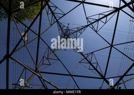 Guardando in su attraverso un pilone elettrico. Foto Stock