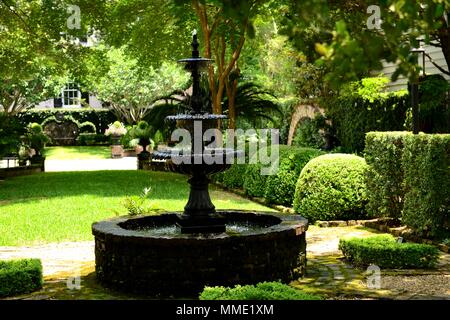 Fontana di estate - Summer View di una fontana di acqua in un tranquillo piccolo giardino. Charleston, Carolina del Sud, Stati Uniti d'America. Foto Stock