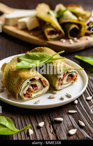 Gli spinaci salate frittelle ripiene di formaggio Feta, latticini, sun pomodoro secco e semi di girasole Foto Stock