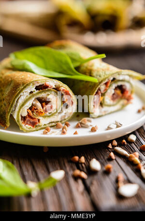 Gli spinaci salate frittelle ripiene di formaggio Feta, latticini, sun pomodoro secco e semi di girasole Foto Stock