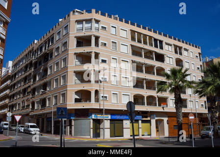 Casa Cristina appartamenti a Guardamar del Segura nel cielo blu. Edificio. Avenida de Cervantes. Costa Blanca, Mediterraneo Foto Stock