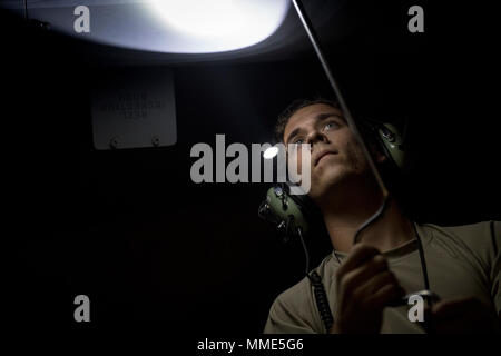 Un manutentore dalla 71st Manutenzione aeromobili stringe di unità di rivetti sul pod di carburante di un HC-130J contro il re II, 24 ottobre, 2017, a Moody Air Force Base, Ga. La HC-130J è il solo ad ala fissa il personale piattaforma di recupero nella Air Force inventario. Il velivolo è in grado di eseguire airdrop, elicottero air-air refuelling, avanti area di rifornimento di massa, risposta di emergenza e in caso di emergenza di medicina aeronautica missioni di evacuazione. (U.S. Air Force photo by Staff Sgt. Ryan Callaghan) Foto Stock